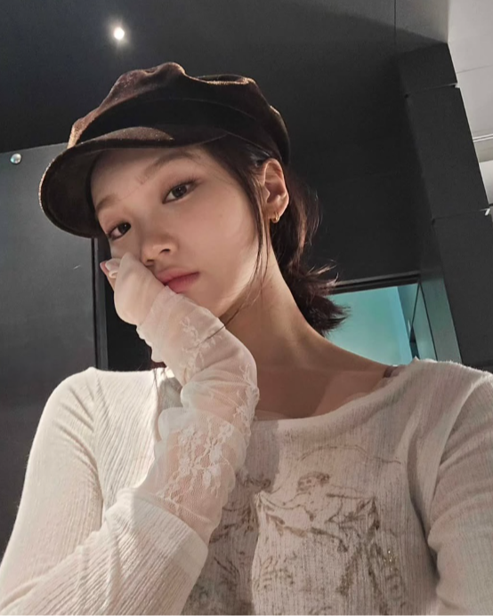 SCULPTOR Triple Lace Layered Tee (LE SSERAFIM CHAEWON Wears)